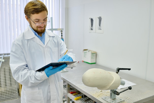 Foto ingegnere medico nel laboratorio di protesi