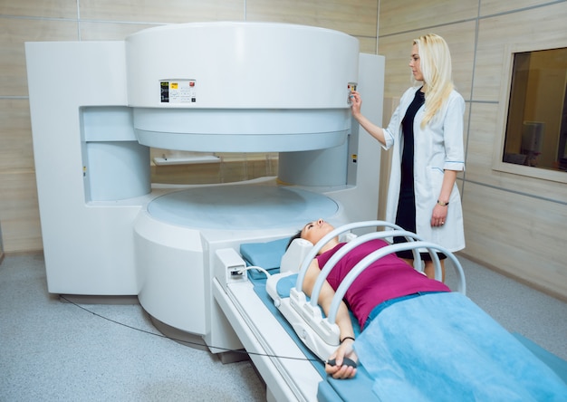 Photo medical equipment. doctor and patient in mri room