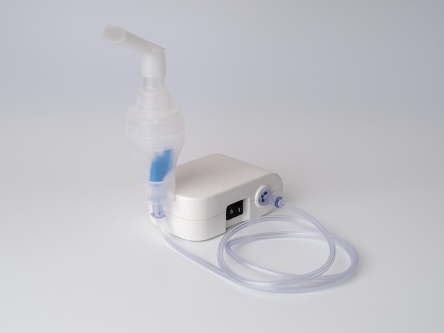 흰색 배경에 마우스피스 분무기로 흡입을 위한 의료 장비 호흡기 약