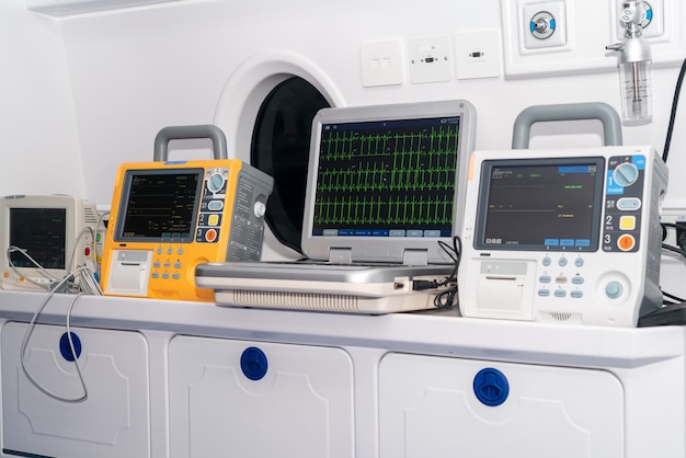 구급차 내부의 의료 장비 및 기구
