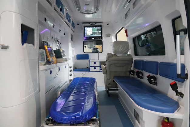 Foto attrezzature e strumenti medici all'interno dell'ambulanza