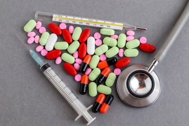 Foto attrezzature mediche compreso lo stetoscopio, la siringa, fondo delle medicine della droga