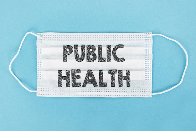 파란색 배경에 PUBLIC HEALTH 텍스트가 있는 의료용 얼굴 마스크