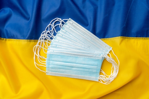 Maschere mediche sulla bandiera dell'ucraina