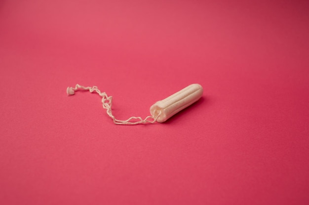 Фото Медицинский женский тампон на розовом фоне гигиенический белый тампон для женщин ватный тампон месячные средства защиты