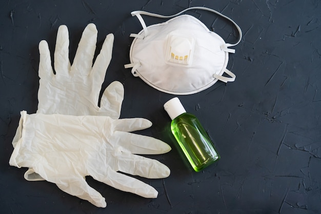 Foto guanti medicali, una maschera medica e un gel antisettico