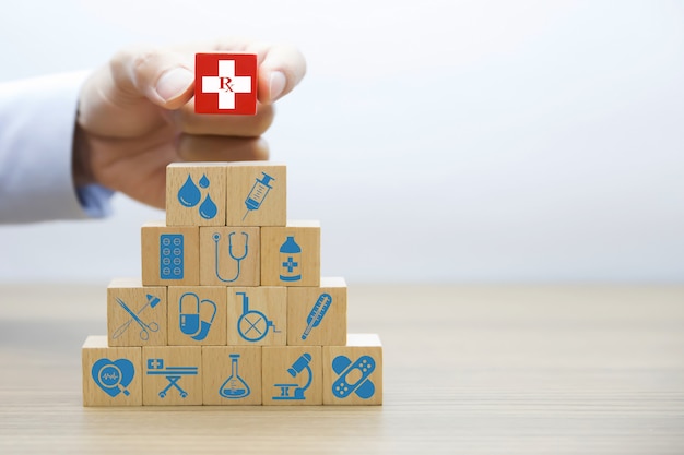 Icone grafiche mediche e sanitarie su blocchi di legno.