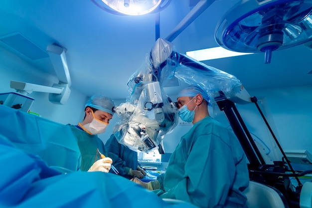 Медицинские инструменты в руках хирурга Операционный процесс в больнице Врачи проводят операцию с хирургическими инструментами