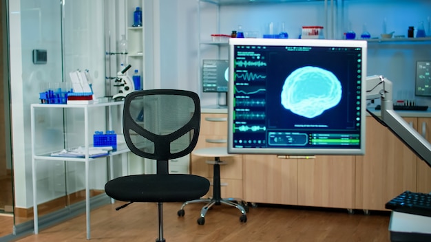 Медицинская лаборатория, в которой никого нет, современно оснащенная, подготовленная к исследованию функций мозга с использованием высокотехнологичных и неврологических инструментов для научных исследований.
