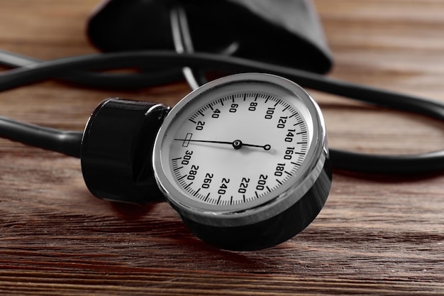 Photo medical manometer on a wooden background