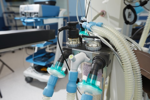 의료용 산소 발생기는 병원 응급실 앞에서 사용할 준비가 되어 있습니다. 의료 기기 호흡기 질환 환자를 위한 가스를 넣는 개별 휴대용 산소 실린더