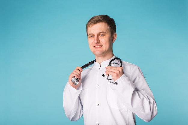 Medical physician doctor man over blue background with copy space