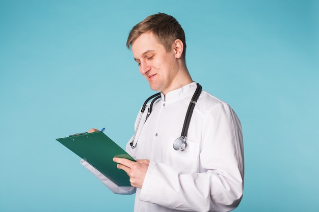 Medico medico uomo su sfondo blu clinica.