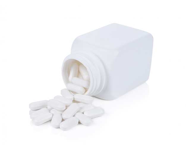 Медицинская таблетка таблетки, изолированные на белом, отсечения путь включены