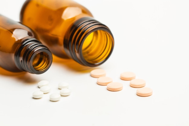 Медицинские таблетки и медицинские бутылки на белом фоне