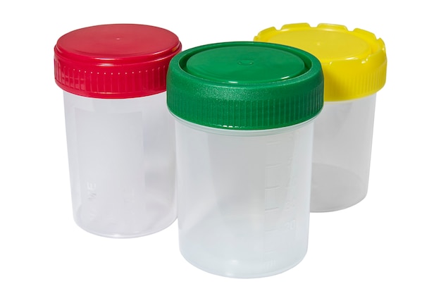 медицинские пластиковые контейнеры с разноцветными крышками на белом фоне