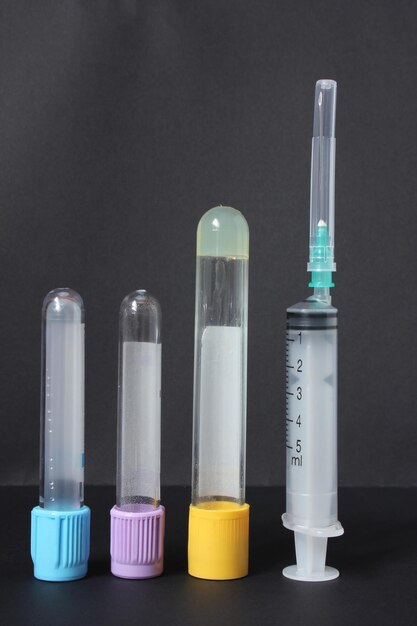 Photo medical plastic syringe isolated on black background