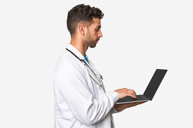 Professionista medico che lavora al computer portatile