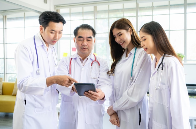 Photo a medical professor and medical student discuss a case study involving disease therapy