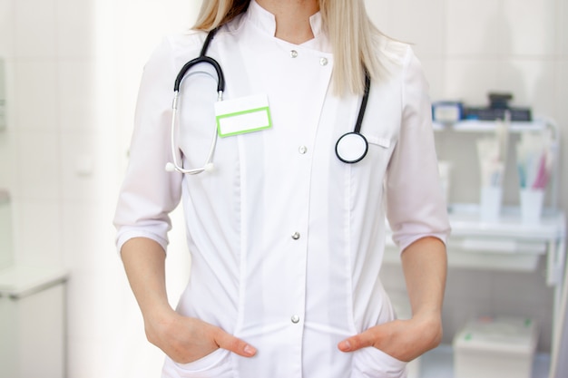 Photo medical staff working at the hospital: cropped woman doctor in white uniform