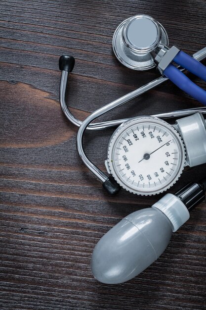 Foto stetoscopio medico e monitor di pressione sanguigna sul concetto di legno d'annata della medicina del fondo