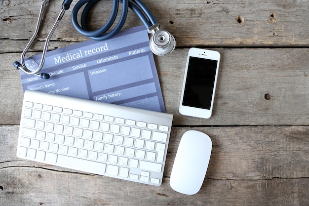 Photo medical still life with keyboard on wooden table