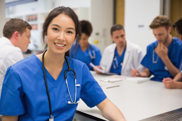 Studente di medicina che sorride alla macchina fotografica durante la lezione