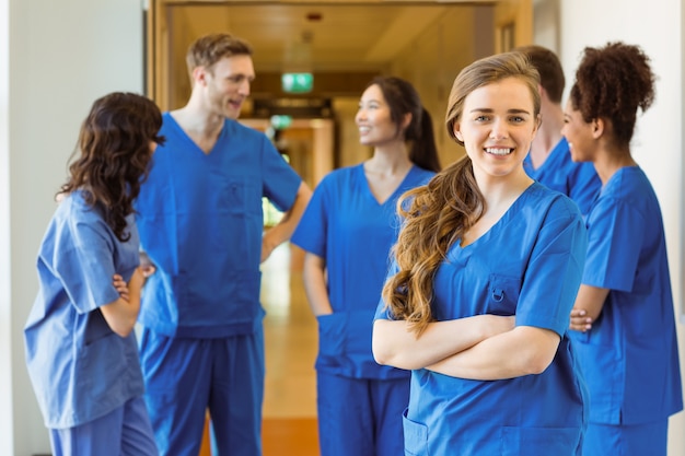 Photo medical student smiling at the camera