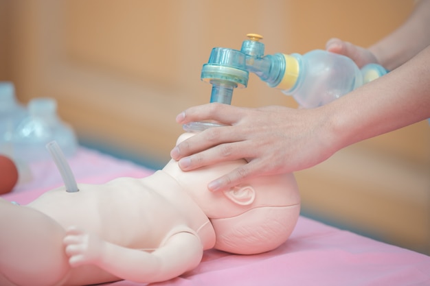 Medical students are training to save lives in the infant model.