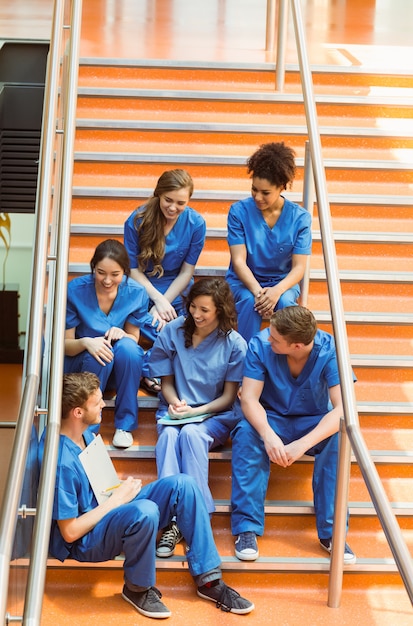 Photo medical students chatting on the steps