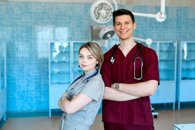 医科大学の教育手術室で、医学生がカメラに向かって微笑む