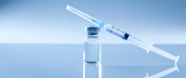 Medical syringe with a needle and a bollte with vaccine