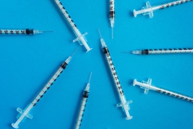 Photo medical syringes on blue background