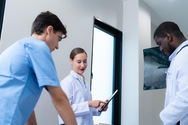 Foto l'insegnante di medicina e gli internisti vedono i risultati delle radiografie cerebrali di un paziente che ha subito una commozione cerebrale