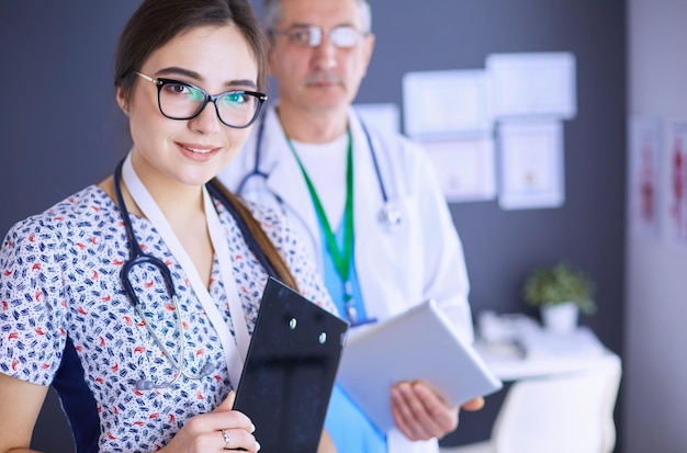 Foto un team medico di medici uomo e donna in piedi in ufficio