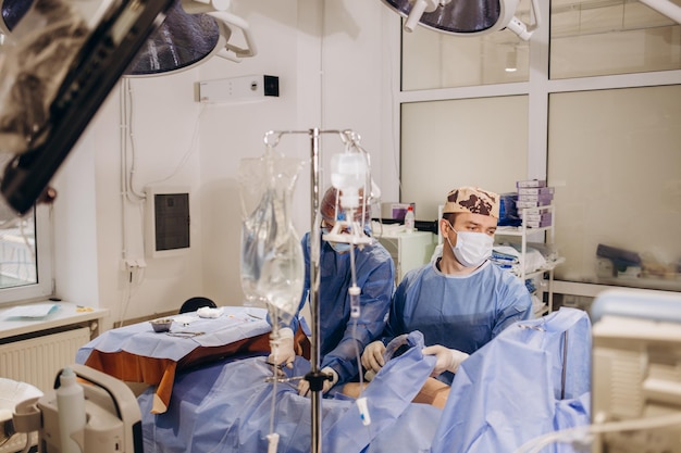 Фото Медицинская бригада, выполняющая хирургическую операцию в яркой современной операционной