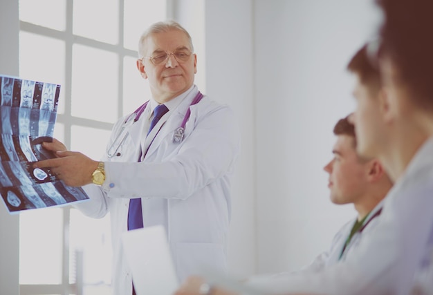 Foto equipe medica seduta e discutendo al tavolo