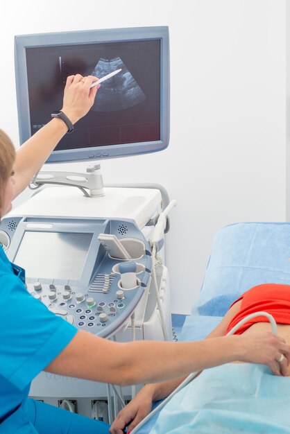 Foto primo piano dello scanner ad ultrasuoni medico il medico effettua la diagnosi ecografica
