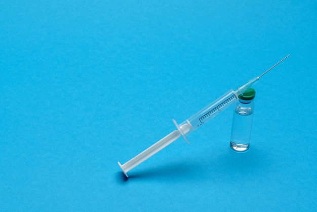 Фото Ампула с медицинской вакциной и шприц