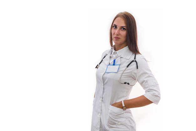 의료 노동자. 의료 코트 포즈 흰색 배경에 고립에서 아름 다운 여자