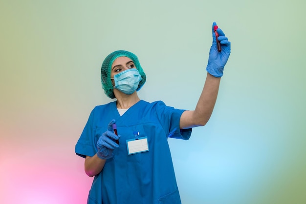 Foto operatore medico in costume protettivo che tiene le provette rosse in mano in laboratorio