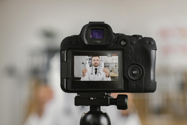 사진 비디오 블로그를 촬영하는 동안 약에 대해 이야기하는 의료 종사자