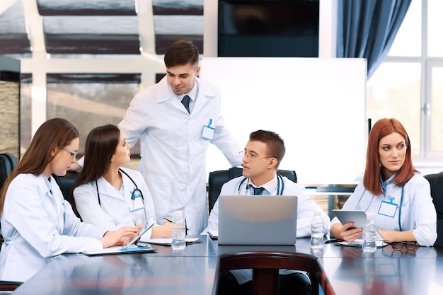 Operatori sanitari che lavorano nella sala conferenze