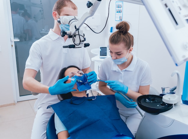 Medicamenteuze behandeling van wortelkanalen tijdens endodontische behandeling