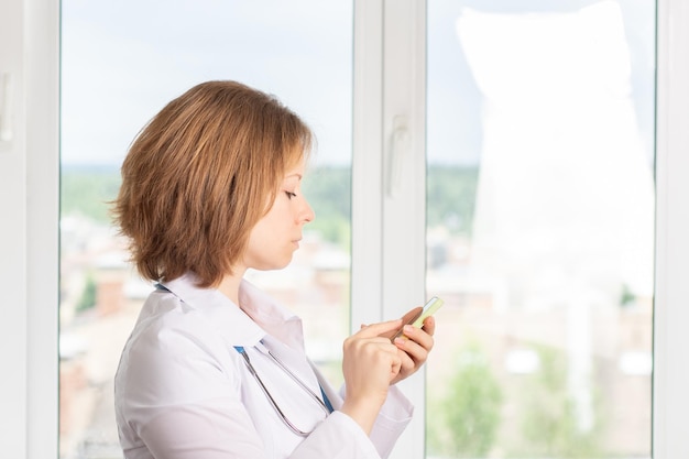 Medicijnbezorger met mobiele telefoon in medische kliniek gezondheid en geneeskunde