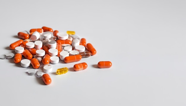 Medicijnen op de tafel Pillen en tabletten op witte achtergrond Medisch concept
