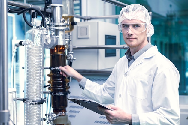 Medicijnfabriek wetenschapper werknemer met Cannabis CBD olie extractie machine Hennepolie extractie Dunne film destillatie Laboratorium Planten Proces