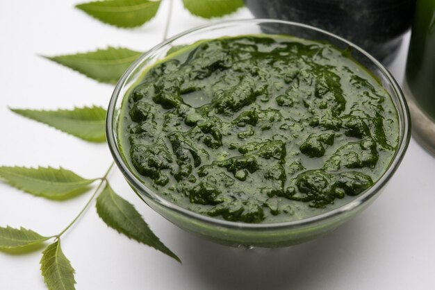 약용 Ayurvedic Azadirachta indica 또는 Neem 잎은 박격포와 유봉에 neem 페이스트, 주스 및 잔가지, 분말 및 오일, 선택적 초점