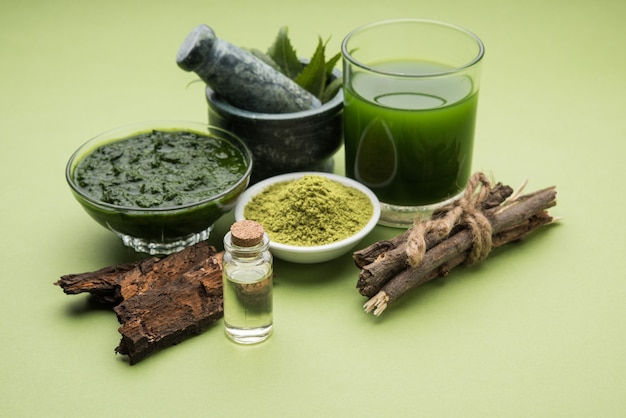 약용 Ayurvedic Azadirachta indica 또는 Neem 잎은 박격포와 유봉에 neem 페이스트, 주스 및 잔가지, 분말 및 오일, 선택적 초점