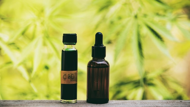 Foto cannabis medicinale con olio estratto in bottiglia